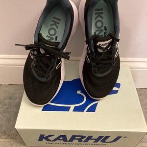 Sporty walking or running sneaker